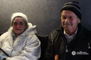 16 км босоніж та без їжі. «Білі янголи» евакуювали літнє подружжя, яке тікало з-під обстрілів