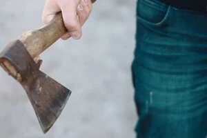 На Київщині затримано чоловіка, підозрюваного у нападі з сокирою на відвідувача кафе