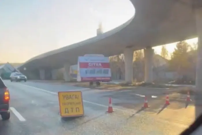 На в’їзді до Києва фура влетіла в опору мосту: рух ускладнено