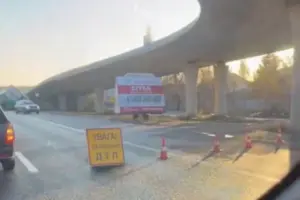 На в’їзді до Києва фура влетіла в опору мосту: рух ускладнено