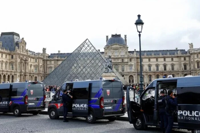 Від таксиста до спецназівця: ЗМІ розповіли, хто стояв за пограбуванням Лувру
