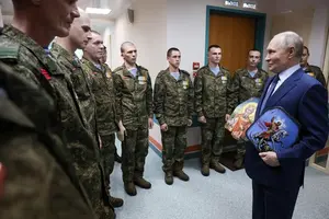 Путін з іконами провідав фейкових військових у шпиталі (фото, відео)