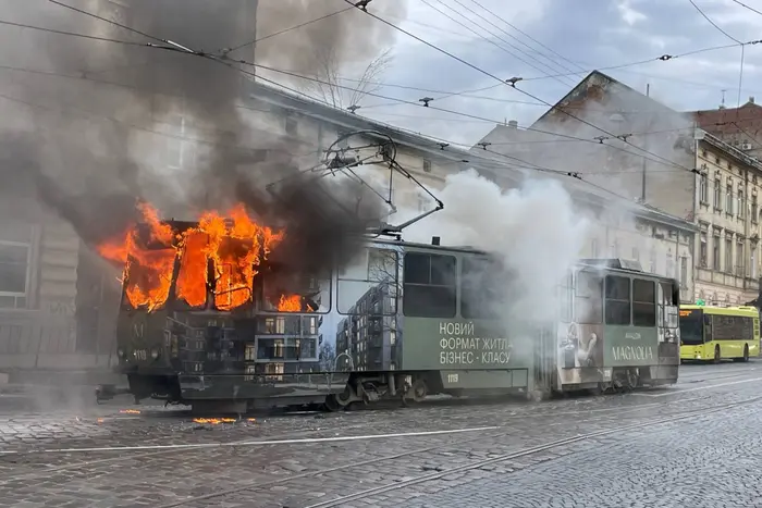 У центрі Львова згорів трамвай (фото, відео)