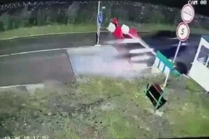 На Закарпатті мобілізований протаранив шлагбаум на кордоні та втік в ЄС (відео)