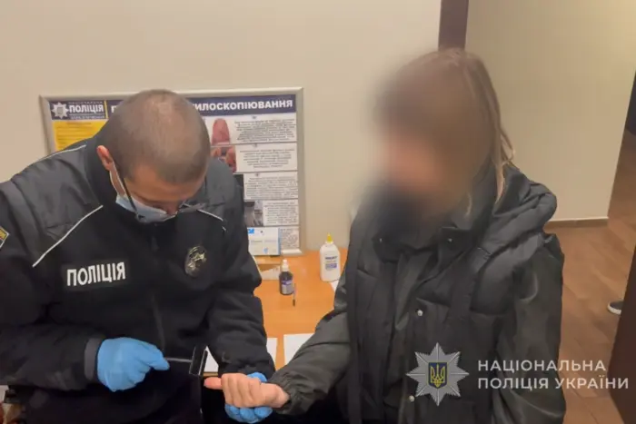 На Одещині поліція затримала жінку, яка шукала, хто за гроші побʼє її колишнього