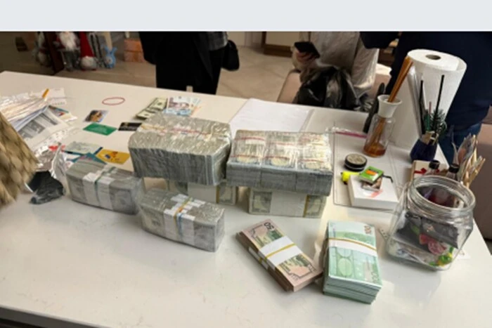 Правоохоронці вилучили в чиновниці готівки на понад мільйон доларів: у чому її звинувачують