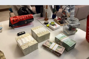 Правоохоронці вилучили в чиновниці готівки на понад мільйон доларів: у чому її звинувачують