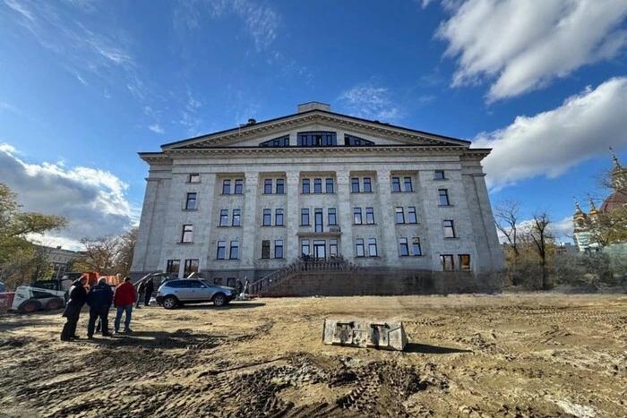 Окупанти готуються до відкриття драмтеатру у Маріуполі