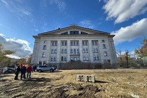 Окупанти готуються до відкриття драмтеатру у Маріуполі