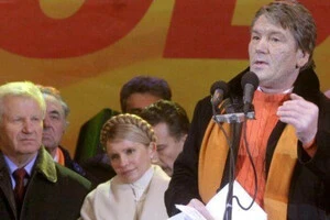 На сцене Майдана слева направо: Александр Мороз, Юлия Тимошенко, Виктор Ющенко