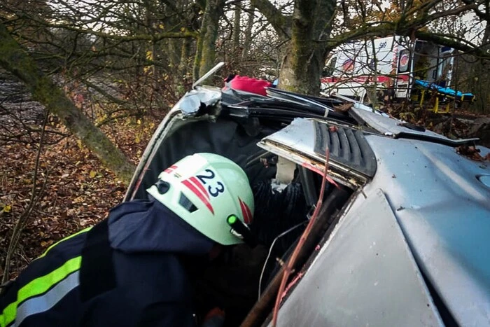 Рятувальники на Вінниччині деблокували 16-річного водія, який врізався у дерево