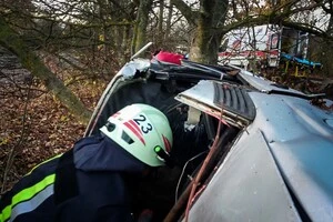 Легковий автомобіль з’їхав з дороги та врізався у дерево