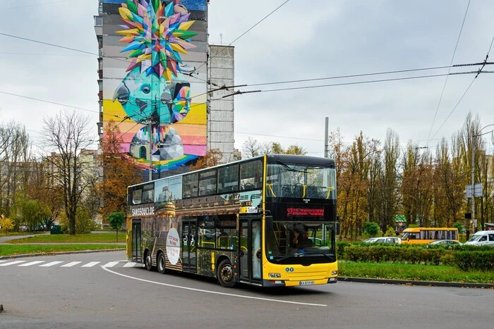 На маршрут у Києві вийшов третій двоповерховий автобус: де курсує