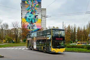 Автобус 9502 вже має пошкодження даху саме в тому місці, де на двох інших машинах встановлений захисний елемент