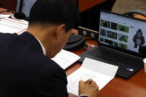 Депутат заявив, що малюючи, він бореться зі стресом