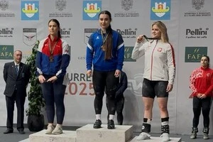 Ірина Домбровська у ваговій категорії до 77 кг серед молоді до 23 років здобула золото у ривку