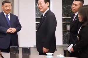 Сі Цзіньпін пожартував про китайські смартфони та розвеселив президента Південної Кореї