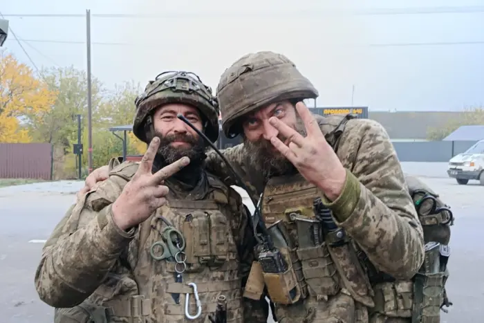 Двоє захисників 165 діб утримували позицію на Запоріжжі. Президент відзначив їх «Хрестом бойових заслуг»