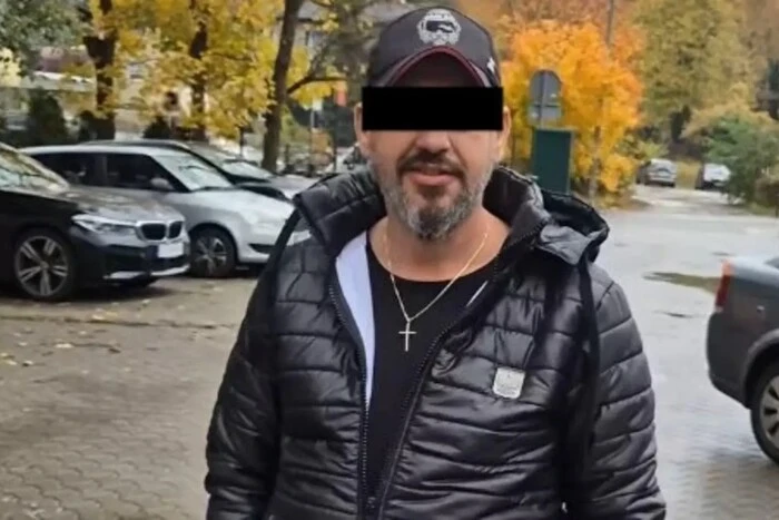 У Польщі затримано активіста, який зривав українські прапори