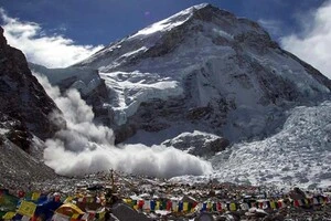 Лавина на горі Ялунг-Рі в Непалі забрала життя семи осіб