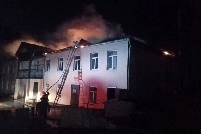 У Росії через голубиний послід майже згорів будинок культури (фото)