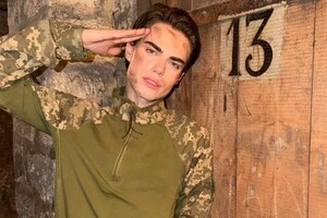 Блогер Олег Баришевський позував у військовій формі ЗСУ на вечірці Геловіну