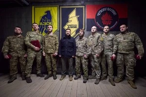 Зеленський зустрівся з військовими на фронті