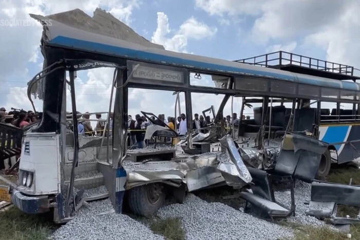 Вантажівка врізалася в автобус на півдні Індії: щонайменше 20 загиблих