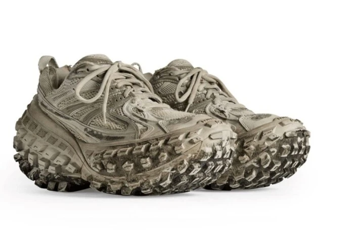 Зумери перетворили брудні та страшні кросівки на стильний тренд