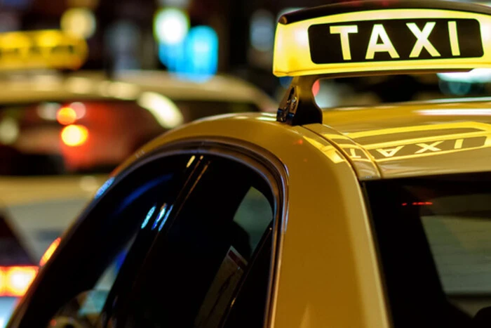 У Харкові таксист відмовився обслуговувати пасажирку українською: який покарання отримав