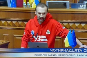 Фінансовий колапс? Лещенко у незвичному одязі прийшов в парламент рятувати «Укрзалізницю»