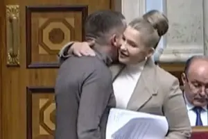 Волосся Тимошенко зібране в елегантну об’ємну «гульку» на потилиці