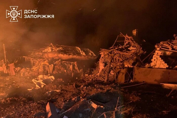 Окупанти обстріляли Запорізький район: зруйновані будинки, виникли пожежі