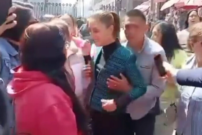 П'яний чоловік намагався поцілувати та обмацати президентку Мексики (відео)