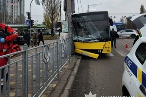 У Святошинському районі столиці маршрутний автобус зіткнувся з електроопорою