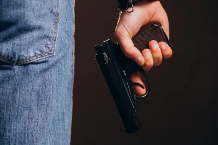 У Бучі молодик вчинив стрілянину та побив перехожого після зауваження