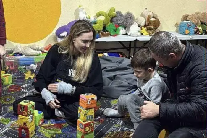 Перетнула кордон пішки. Стали відомі нові деталі візиту Джолі до України