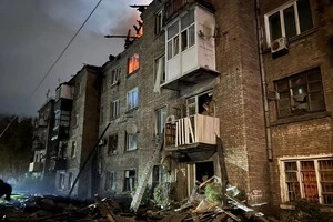 Унаслідок атаки частково зруйновані дах та перекриття в одному з під'їздів чотириповерхівки