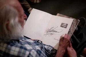 Іван Марчук під час автограф-сесії у Музеї історії міста Києва