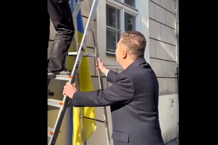 Чехія: новий спікер наказав зняти український прапор з будівлі парламенту