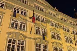 Замість одного – три: українські прапори знову замайоріли на будівлі парламенту Чехії