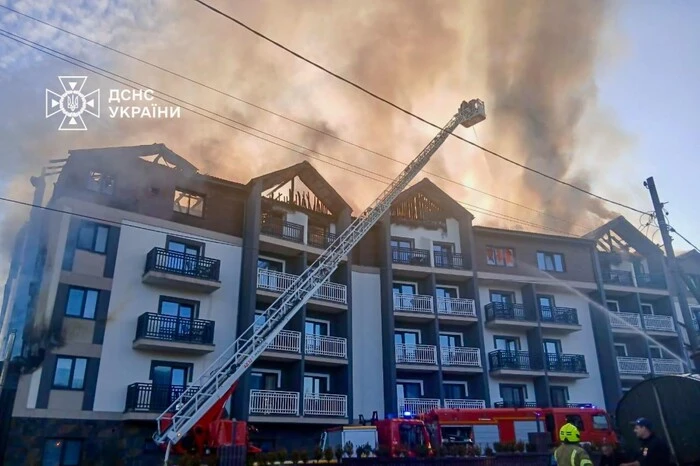 Масштабна пожежа в Буковелі: горить готель Premium Club SPA (відео)