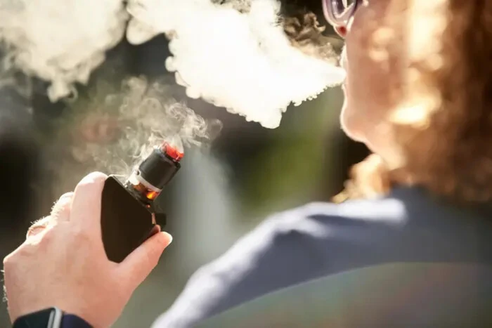 Какую долю рынка легальных табачных изделий откусили нелегальные вейпы? Названа цифра