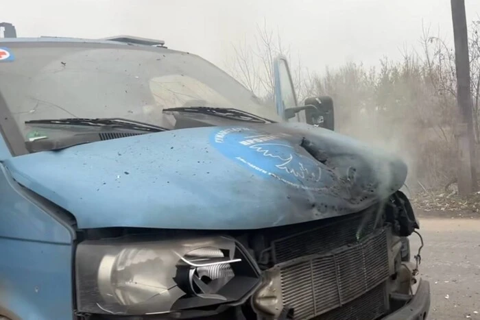 Під Костянтинівкою росіяни FPV-дроном атакували авто з журналістами та волонтерами