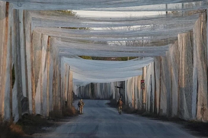 Сотні кілометрів сіток: як старе французьке спорядження захищає Україну від дронів