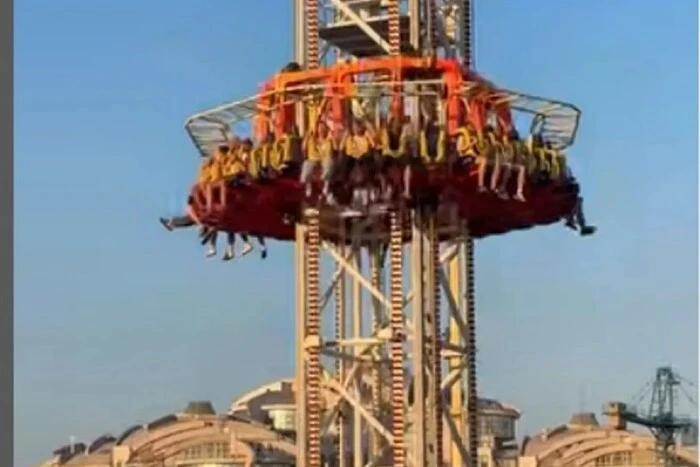 В Одесі люди застрягли на екстремальному атракціоні заввишки 60 метрів
