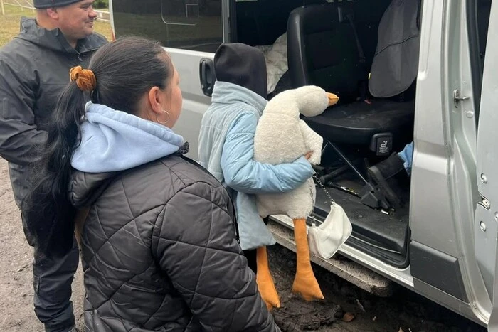 Уряд погодив обов’язкову евакуацію дітей із прифронтових сіл Дніпропетровщини та Запоріжжя