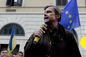 Італійський сенатор зробив татуювання з гербом України