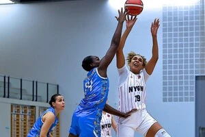 Міріам Уро-Ніле (праворуч) провела на майданчику 29 хвилин