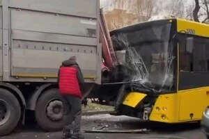 На вулиці Сирецькій рейсовий автобус в’їхав у вантажівку (відео)